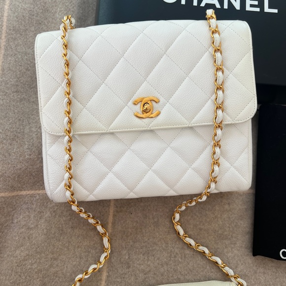 Chanel Caviar Jumbo Square with 24k Gold Hardware - Picture 4 of 13